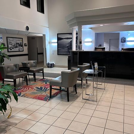 Super 8 By Wyndham Trois-Rivieres Hotel Exterior photo