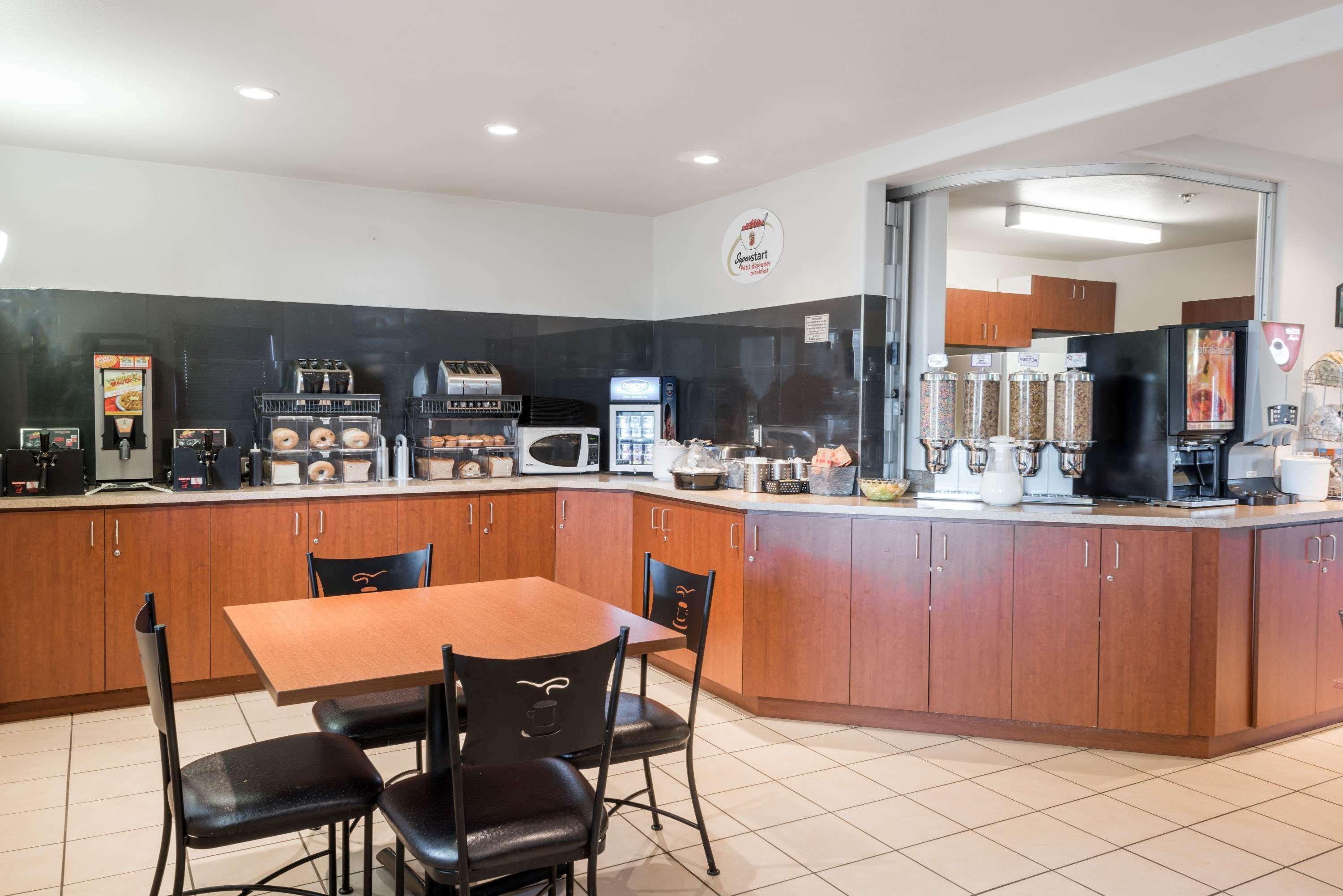 Super 8 By Wyndham Trois-Rivieres Hotel Exterior photo