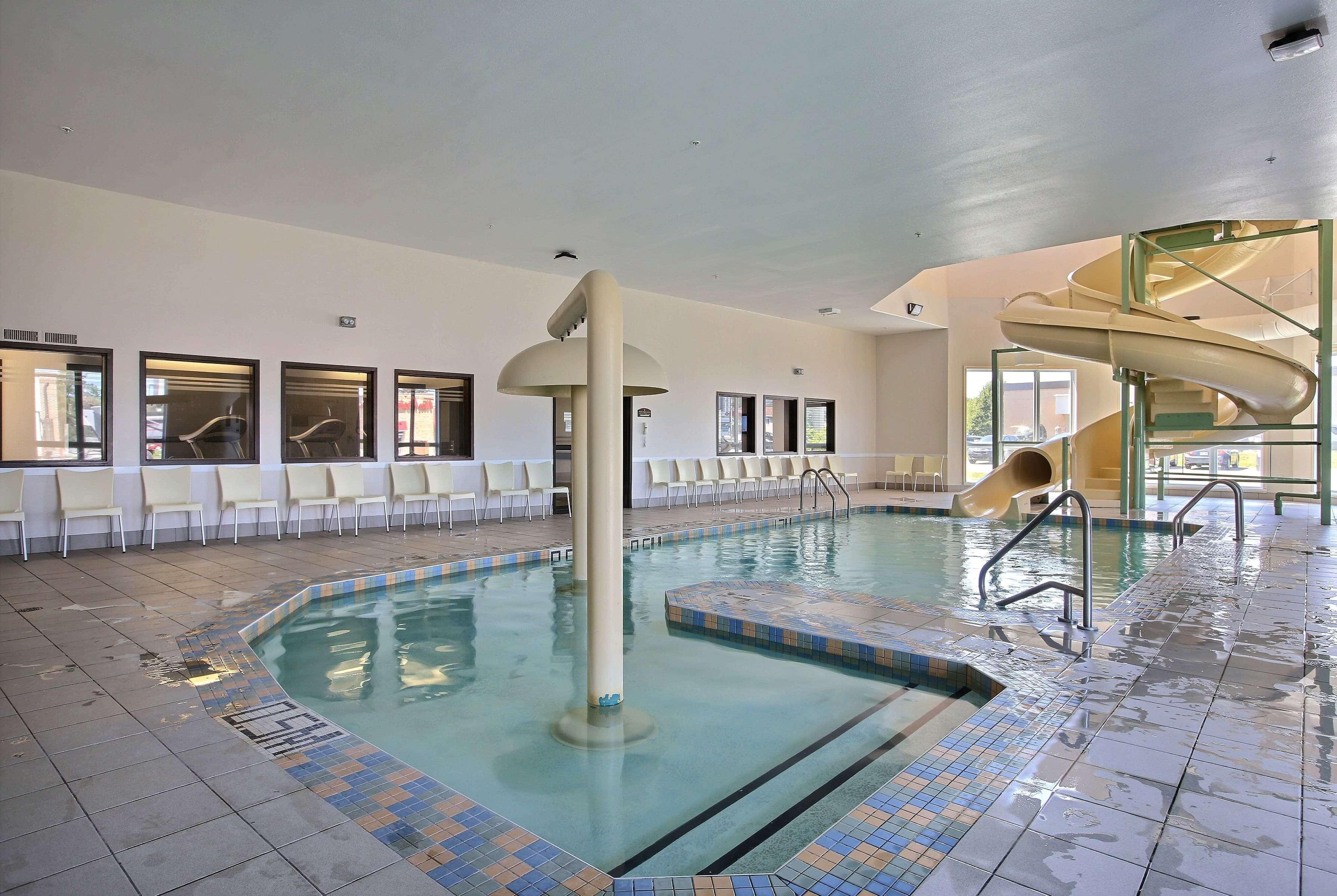 Super 8 By Wyndham Trois-Rivieres Hotel Exterior photo
