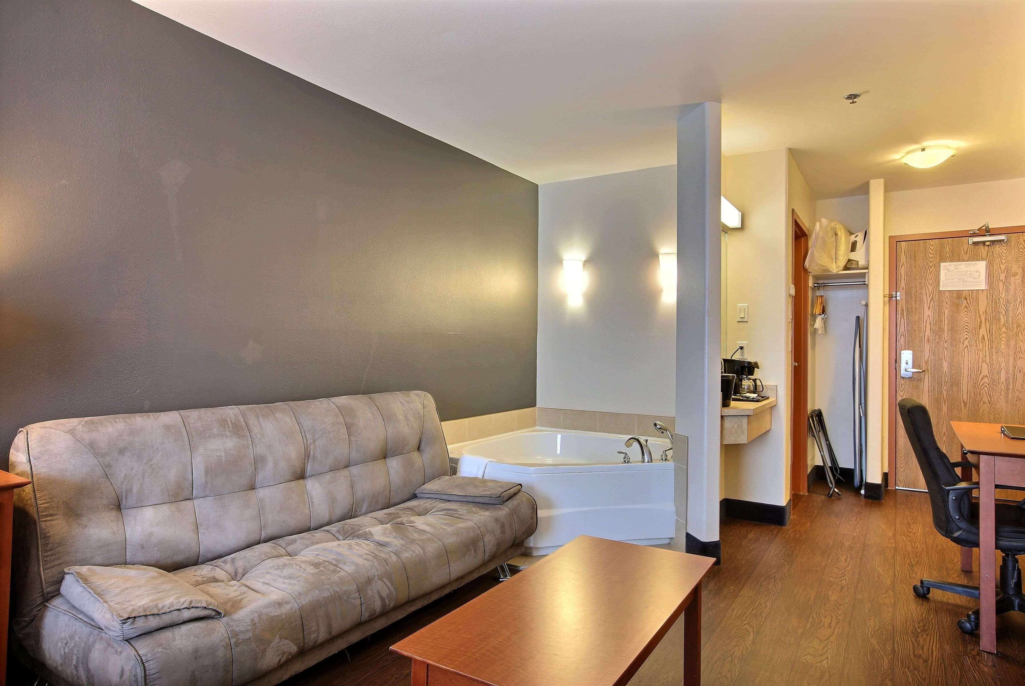 Super 8 By Wyndham Trois-Rivieres Hotel Exterior photo
