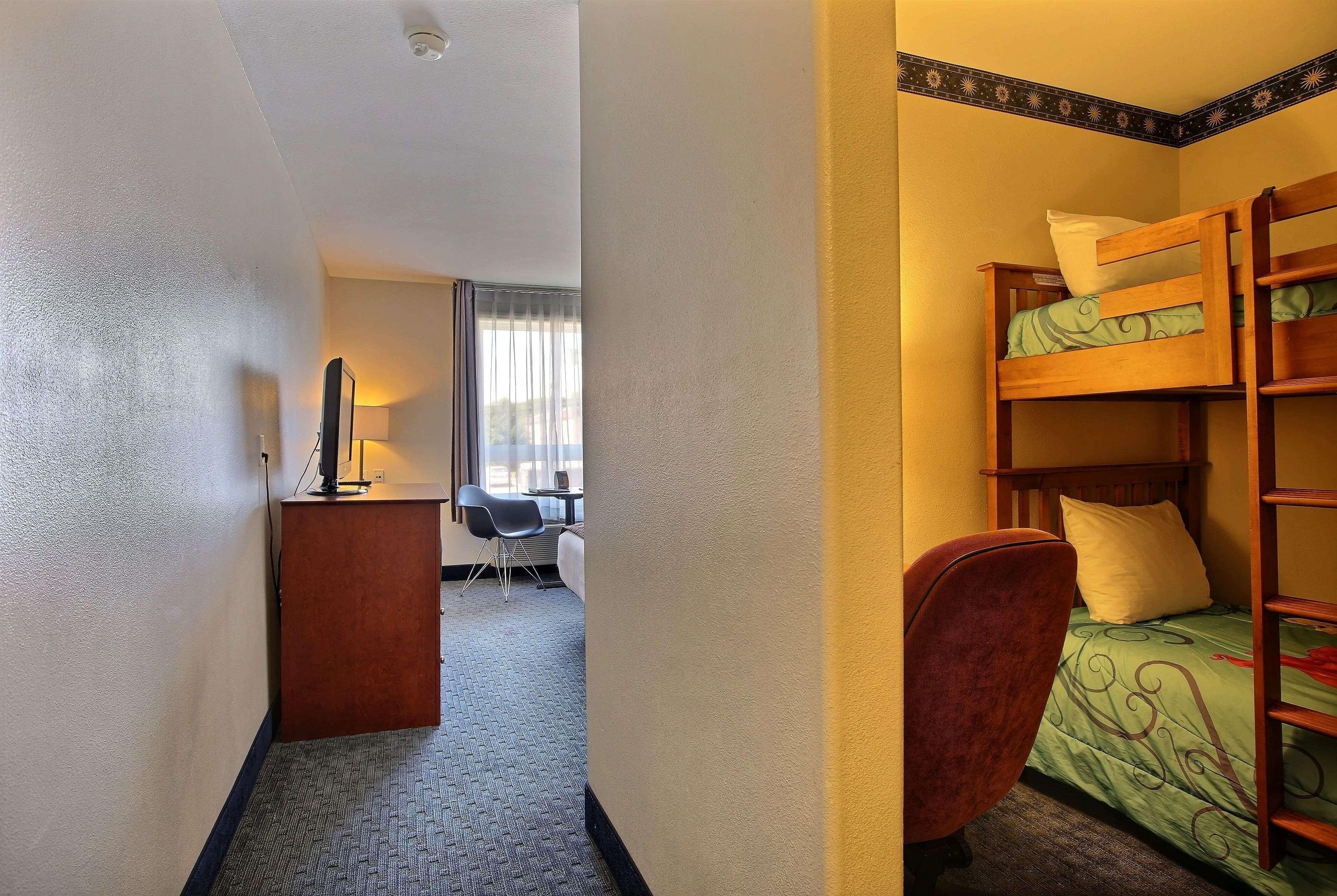 Super 8 By Wyndham Trois-Rivieres Hotel Exterior photo