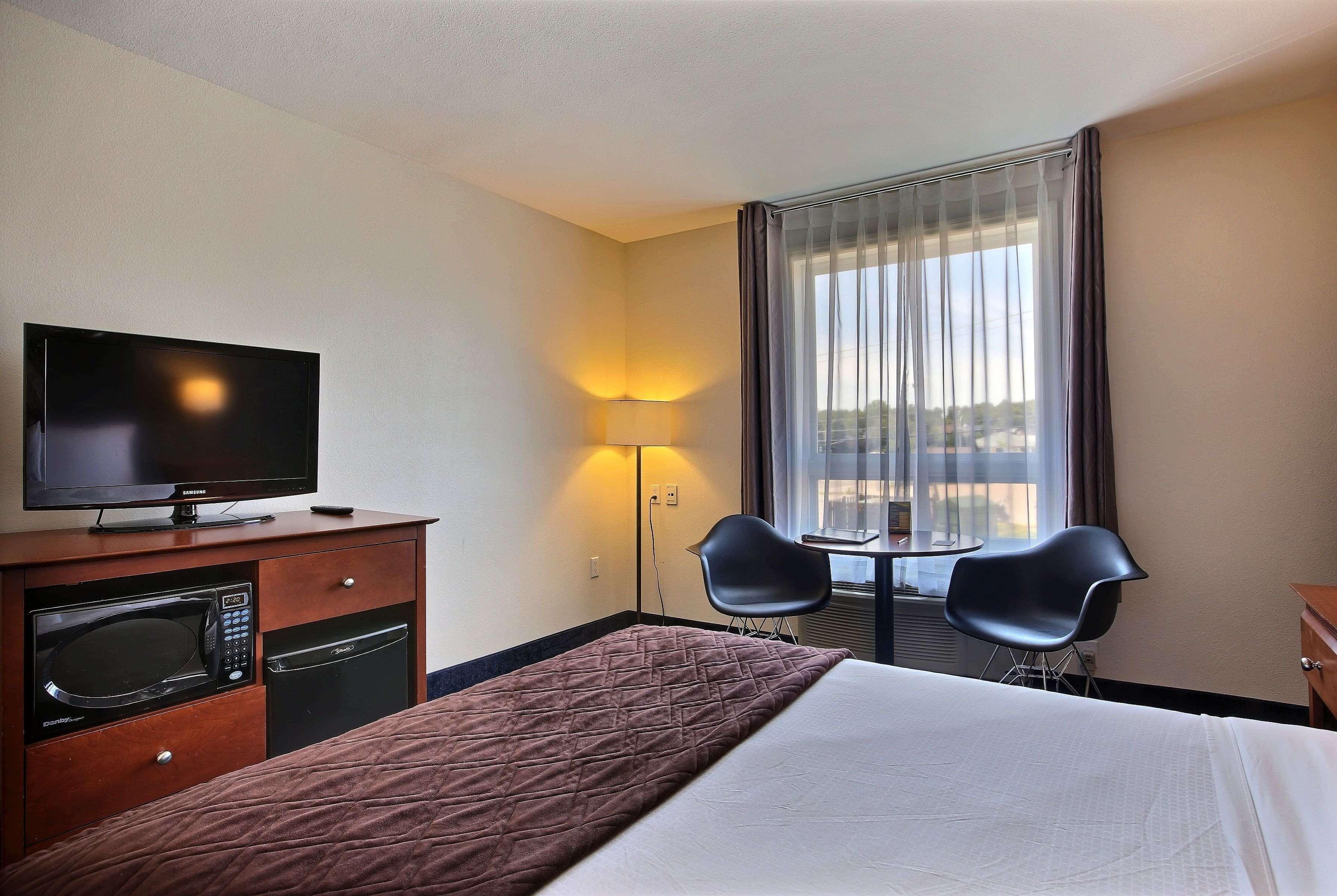 Super 8 By Wyndham Trois-Rivieres Hotel Exterior photo