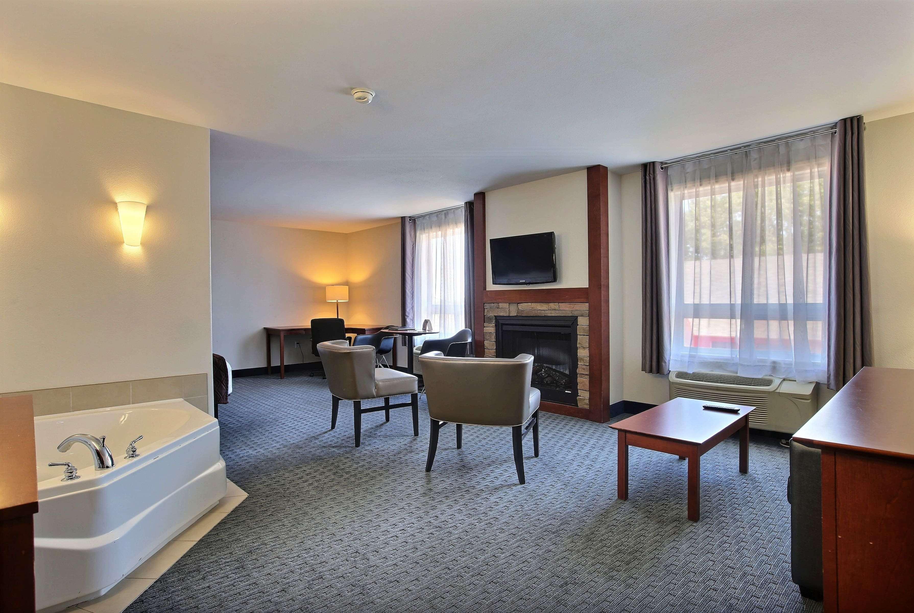 Super 8 By Wyndham Trois-Rivieres Hotel Exterior photo