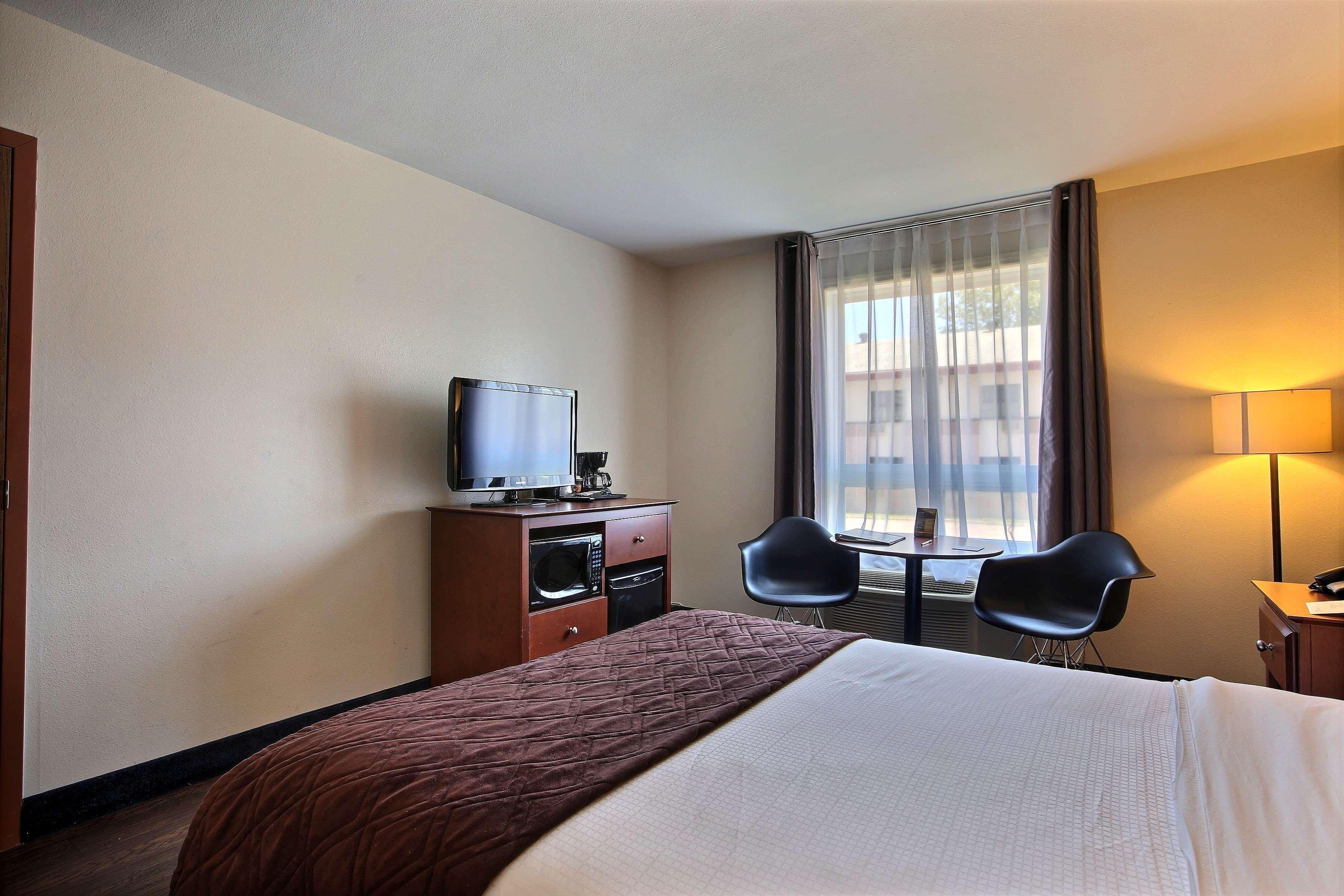 Super 8 By Wyndham Trois-Rivieres Hotel Exterior photo