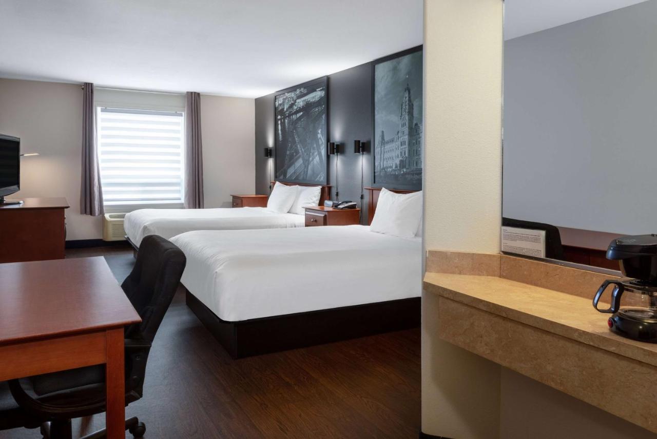 Super 8 By Wyndham Trois-Rivieres Hotel Exterior photo