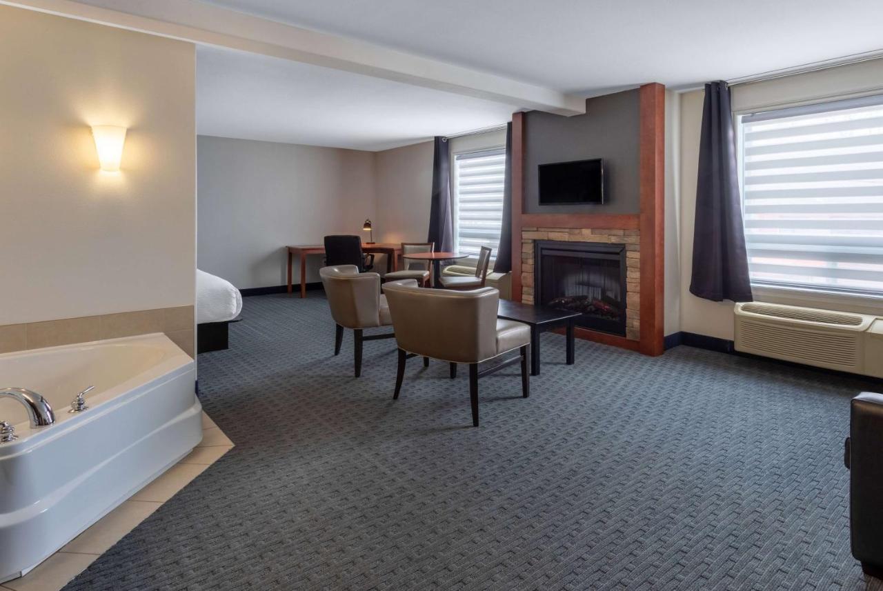 Super 8 By Wyndham Trois-Rivieres Hotel Exterior photo