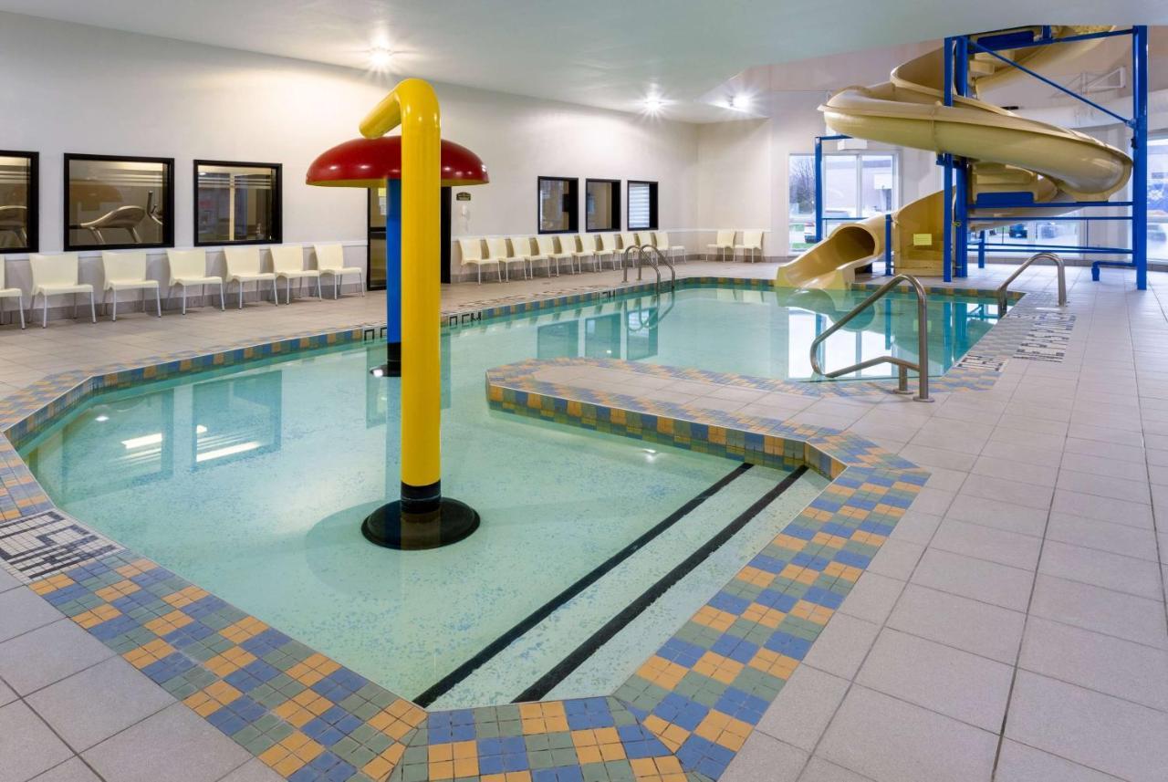 Super 8 By Wyndham Trois-Rivieres Hotel Exterior photo