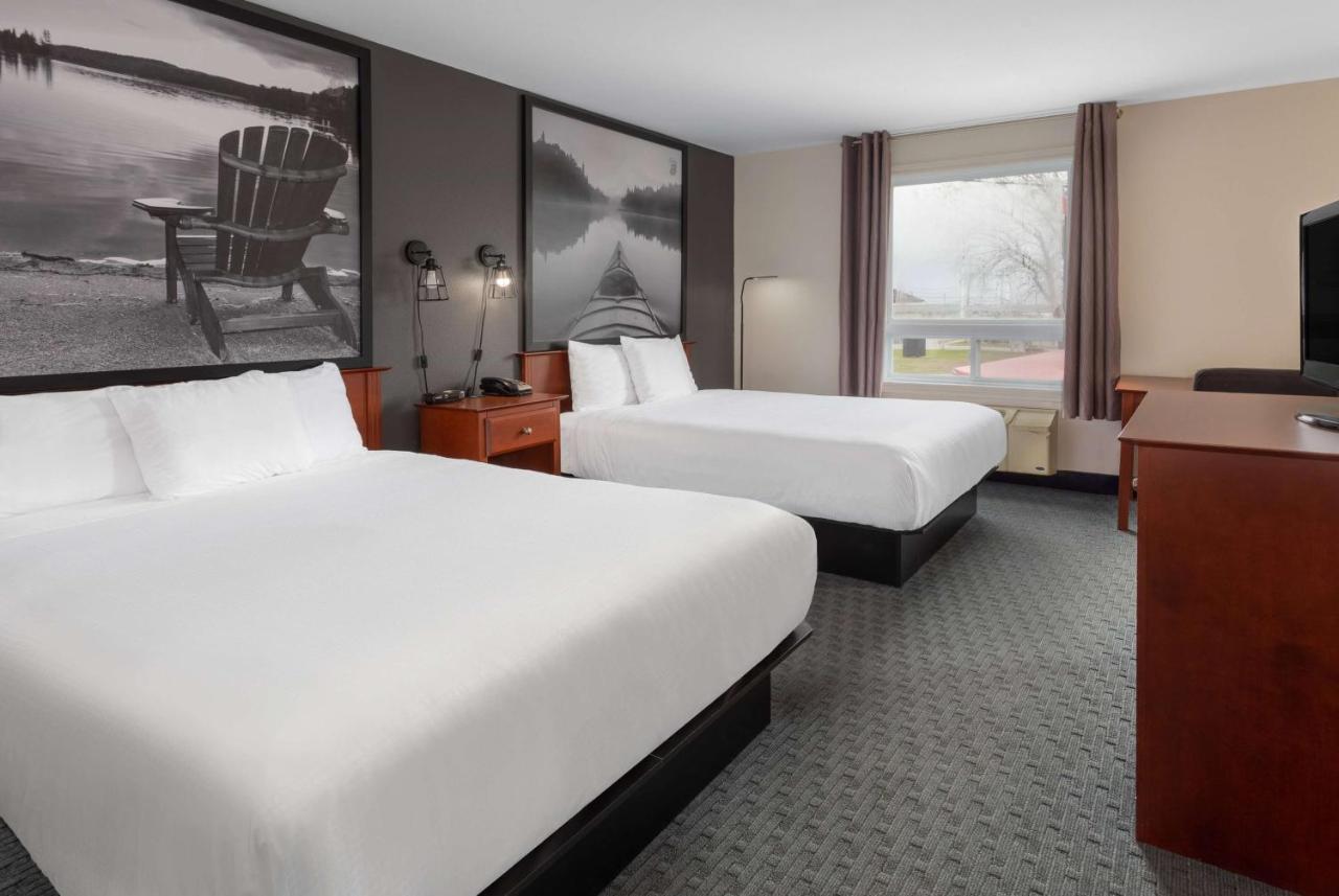 Super 8 By Wyndham Trois-Rivieres Hotel Exterior photo