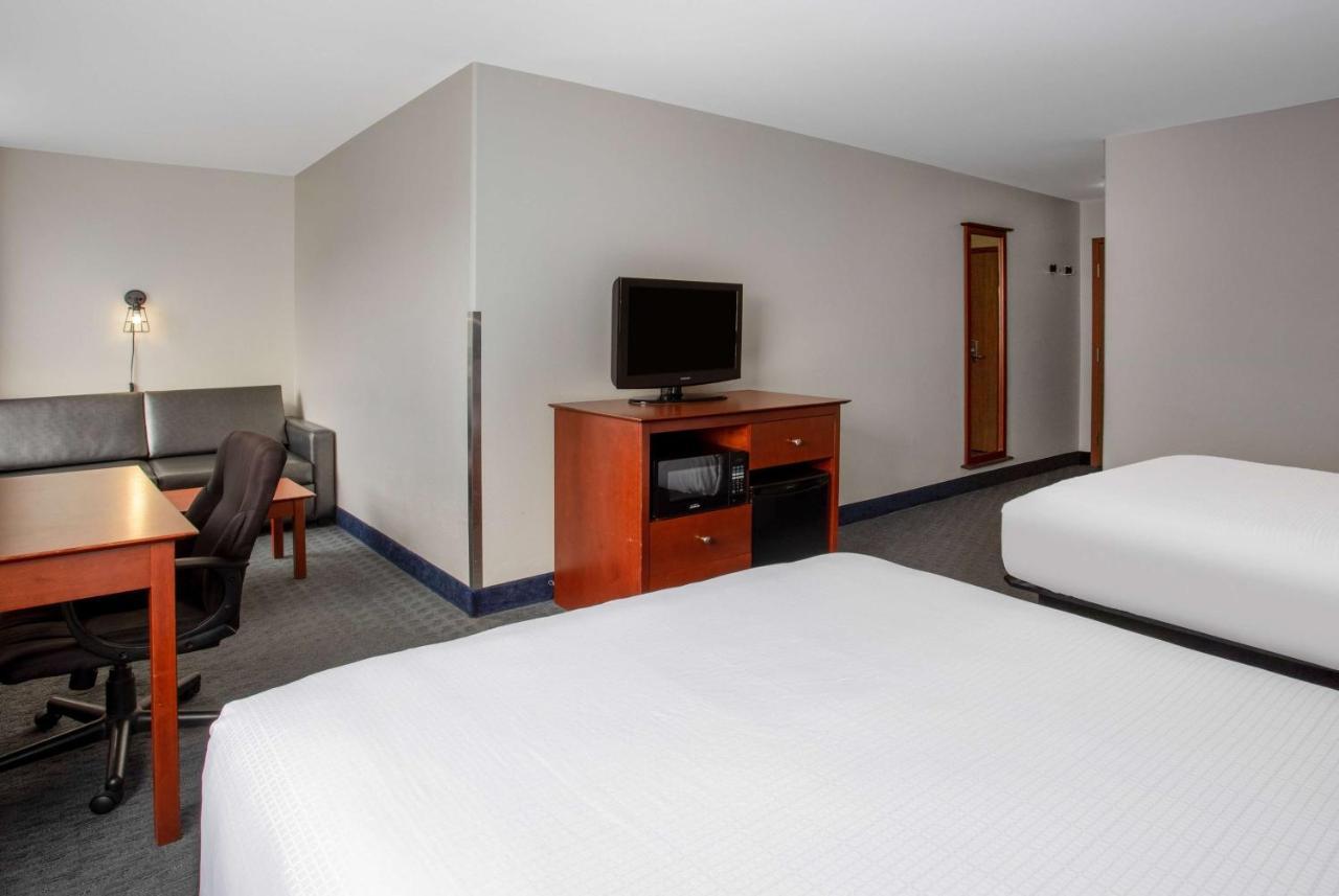 Super 8 By Wyndham Trois-Rivieres Hotel Exterior photo